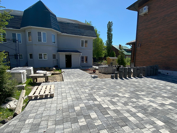 Проект Демонтаж / укладка брусчатки, устройство дренажа и озеленение участка 930 м2 в г. Мытищи, село Виноградово